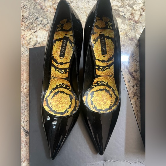 Versace Patent Pump, 100% authentic - Picture 6 of 6